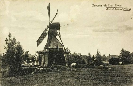 Ansichtkaart van de voormalige molen van Den Horn in dew toenmalige gemeente Aduard.